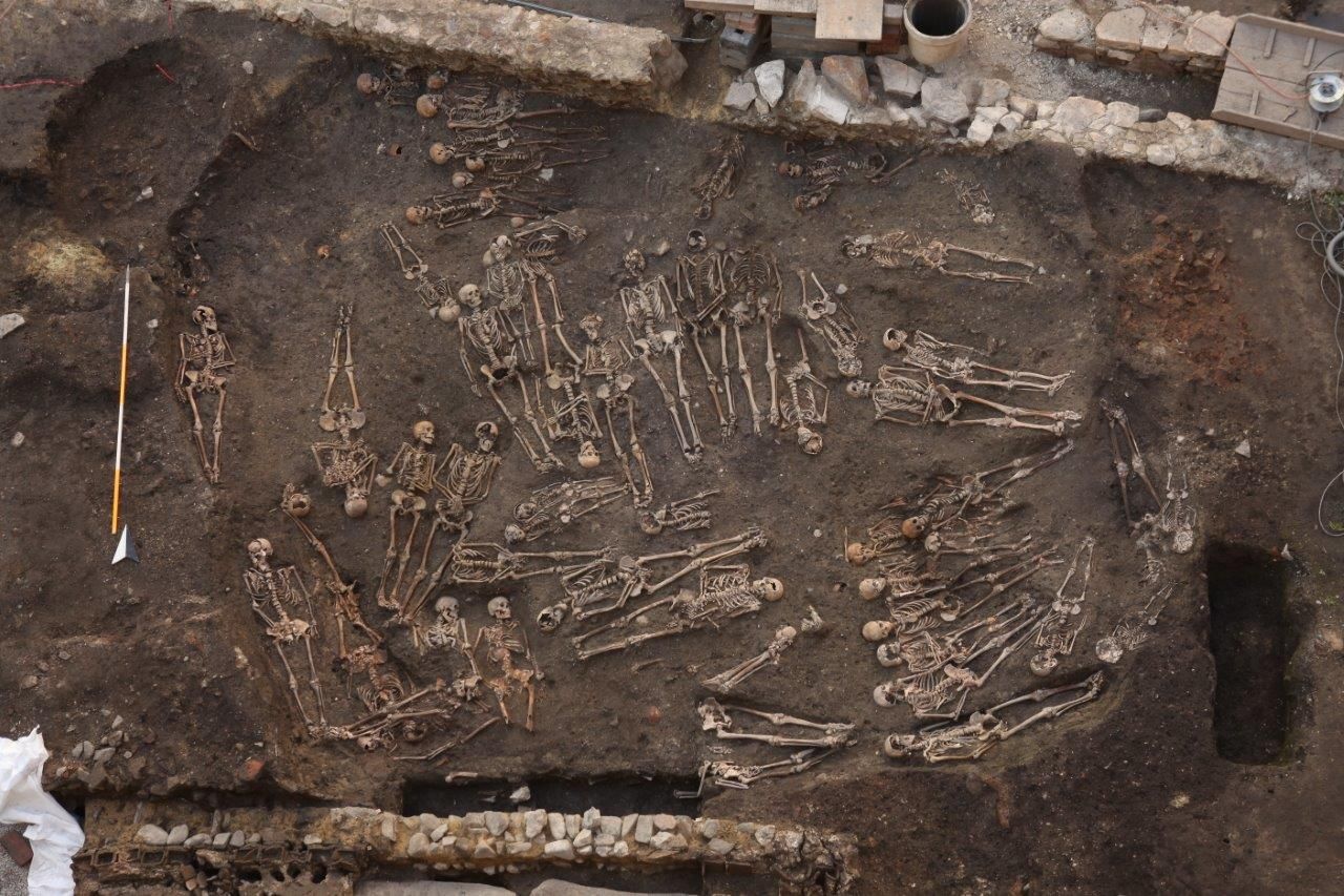 Mittelalterlicher und neuzeitlicher Friedhof mit mehr als 22.000 Skeletten