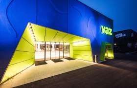 Eingang des VAZ St. Pölten mit beleuchtetem Schild und moderner Architektur.
