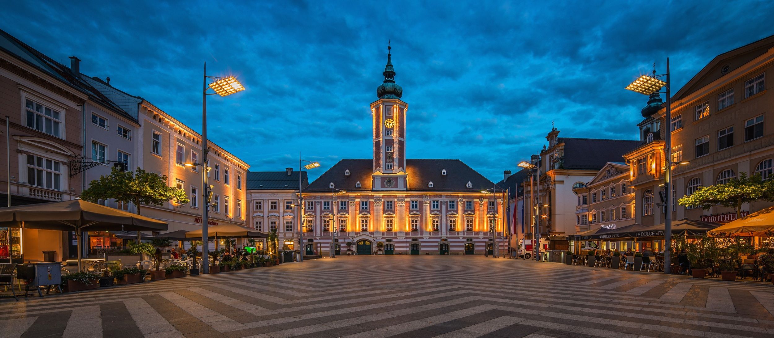 Abendliche Ansicht des beleuchteten Rathausplatzes in St. Pölten mit dem Rathaus im Hintergrund.