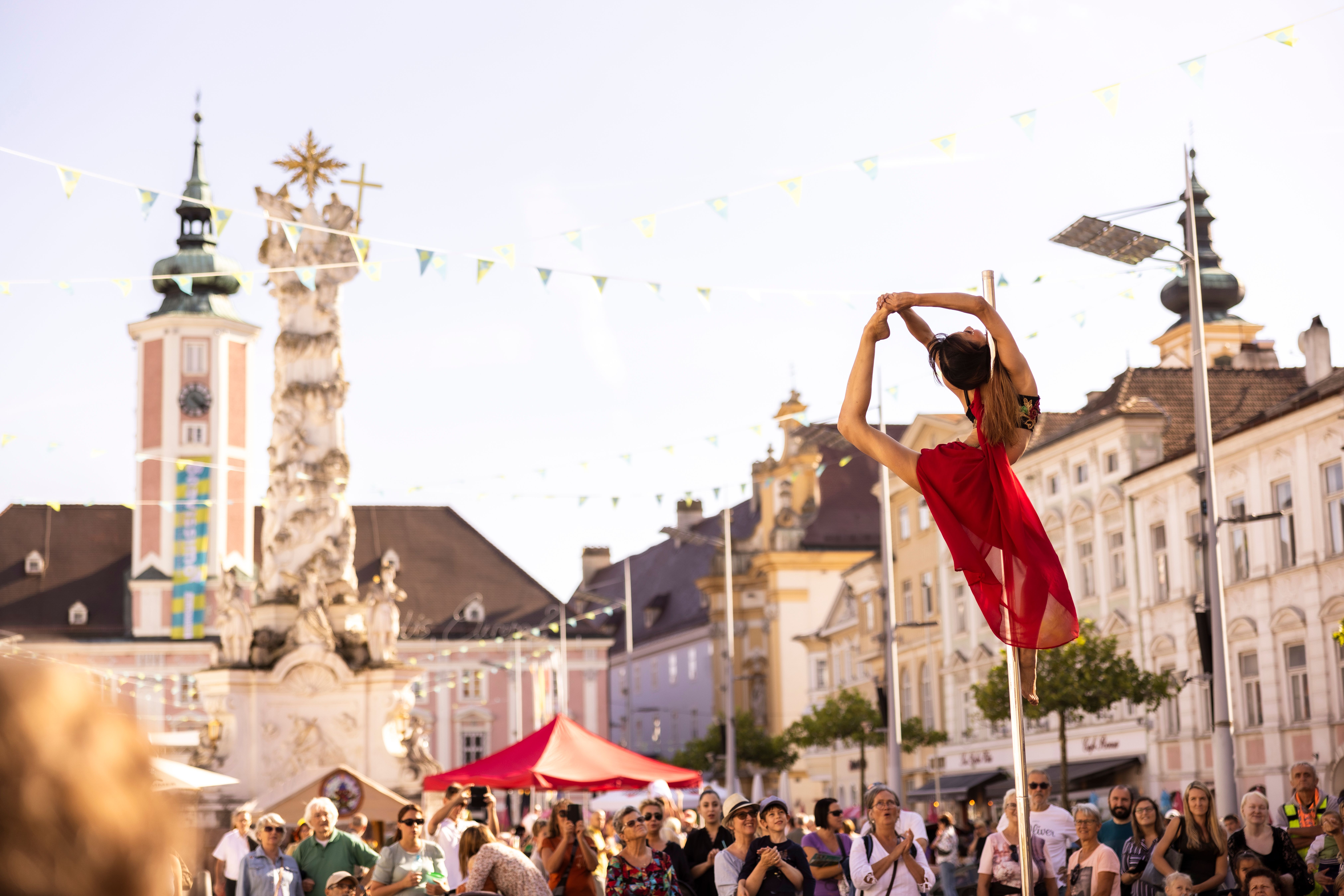 Straßenkunstfestival St. Pölten mit akrobatischer Vorstellung am Rathausplatz