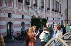 Gruppentour vor dem Rathaus