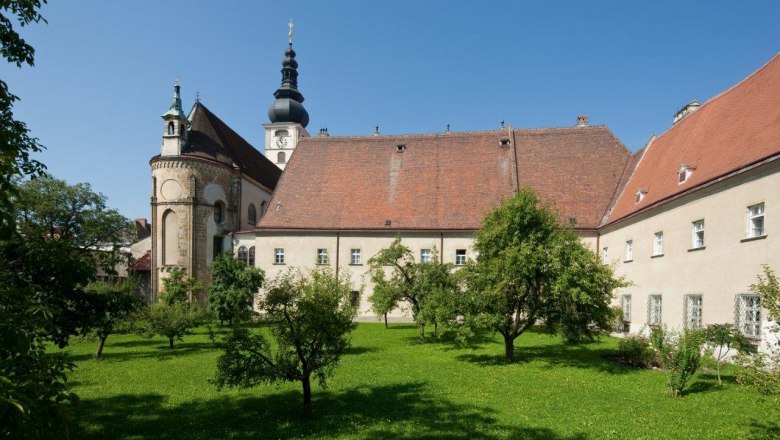 St. Pöltner Dom mit Garten im Vordergrund.