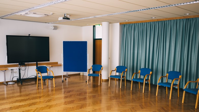 TR_2_Sesselkreis_Smartboard, &copy; Bildungshaus St. Hippolyt