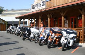 Motorr&auml;der vor dem Saloon Milwaukee Restaurant und Bar.