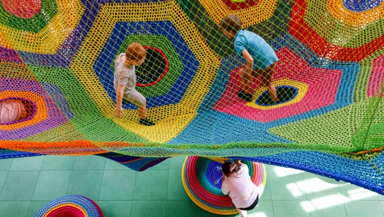 Buntes Kletternetz im KinderKunstLabor, © Max Kropitz
